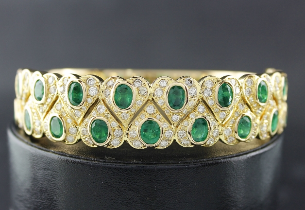 (image for) A 18K YELLOW GOLD DIAMOND AND EMERALD BANGLE